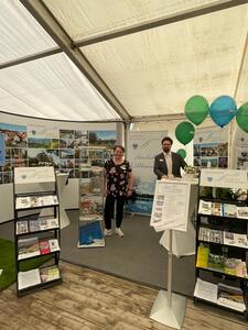Bild vergr��ern: Stefanie K�hn und Uwe Pritzel, Mitarbeiter*in der Gemeinde Kaufungen, am Stand der Gemeinde.