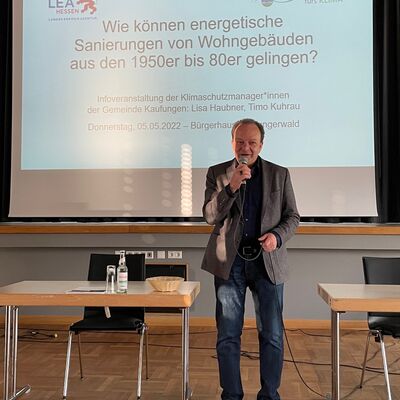 Bild vergrern: Brgermeister Arnim Ro wies auf die Kooperation mit der LandesEnergieAgentur Hessen hin.