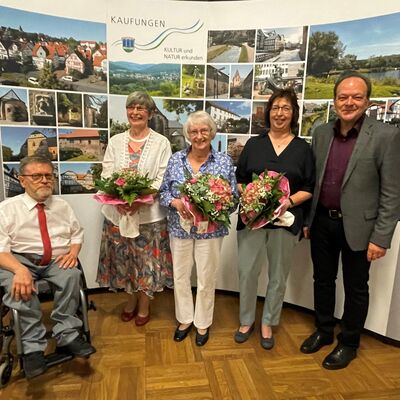 Bild vergr��ern: Ehrentitel und Ehrenmedaille in Gold, v.l.n.r.: Karl Hellmich, Marion Linge, Karin Kilian, B�rbel Schmeltzer und B�rgermeister Arnim Ro�.