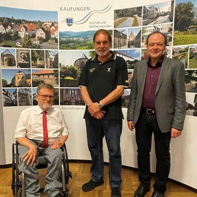 Bild vergr��ern: Ehrung mit der Ehrenmedaille in Silber, in der Mitte Harald R�hling.