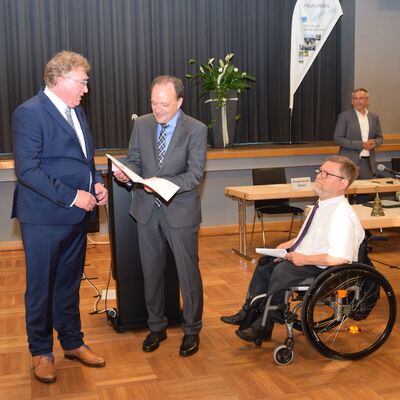 &Uuml;berreichung der offiziellen Ernennungsurkunde im Rahmen der Amtseinf&uuml;hrung: (v.l.) Erster Beigeordneter Stefan R&ouml;ttger, B&uuml;rgermeister Arnim Ro&szlig; und der Vorsitzende der Gemeindevertretung, Karl Hellmich. 