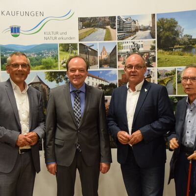 Bild vergr&ouml;&szlig;ern: Unter den Gratulanten: Landrat Andreas Siebert, Söhrewalds Bürgermeister Michael Steisel als Vorsitzender der Bürgermeisterkreisversammlung und Kaufungens Ehrenbürgermeister Gerhard Iske.