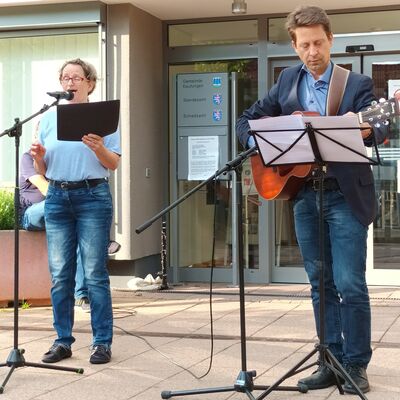 Bild vergrern: Heike Weigang sang gemeinsam mit Pfarrer Andres Synofzik ein Schlaflied fr Wladimir P.