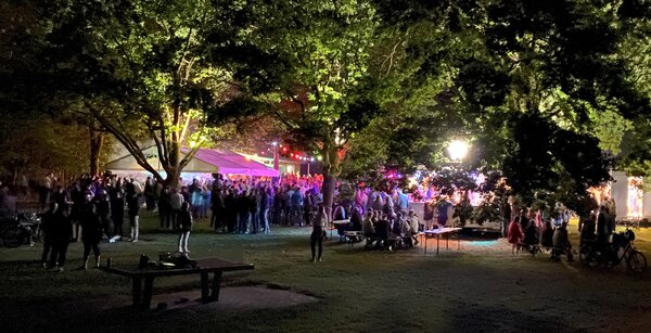 Volles Haus an zwei Abenden: Tausende Besucher*innen strömten zur Open-Air-Disco an den Steinertsee. 
