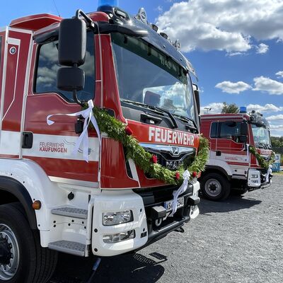 Zwei neue Einsatzfahrzeuge wurden beim Heimatfest feierlich an die Feuerwehr übergeben.