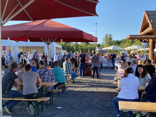 Bild vergr&ouml;&szlig;ern: Buntes Treiben herrschte auf der Festplatzmeile.