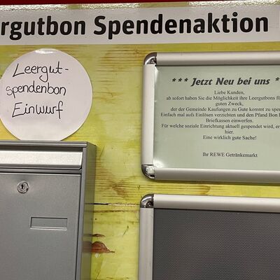 Bild vergr&ouml;&szlig;ern: An zwei Boxen (neben der Pfandrückgabestelle und an der Kasse) können Sie Ihren Pfandbon für die Kitas spenden!