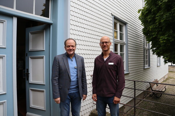 Bild vergr&ouml;&szlig;ern: Hauke Homeier wird von Bürgermeister Arnim Roß als neuer Leiter des Regionalmuseums »Alte Schule« begrüßt.