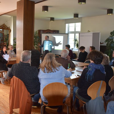 Zur Auftaktveranstaltung &raquo;Ideenwerkstatt Kultur in Kaufungen&laquo; begr&uuml;&szlig;te B&uuml;rgermeister Arnim Ro&szlig; B&uuml;rger und Kulturschaffende aus den Bereichen Bildung, Kirche, Museen, Vereine, Verb&auml;nde, Literatur, Theater, Kunst und Gemeinde, die sich an einem Dialog &uuml;ber 