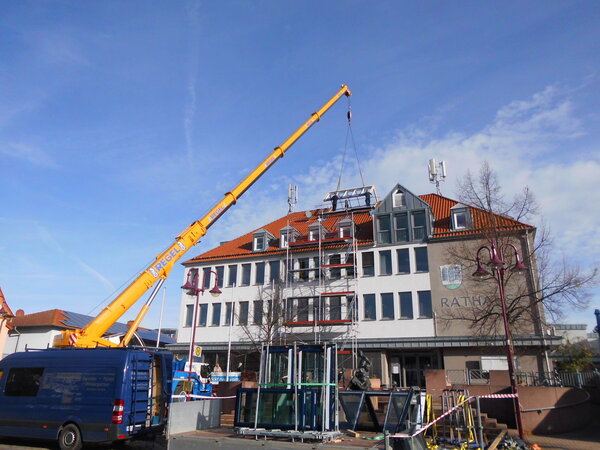 Bild vergr&ouml;&szlig;ern: Austausch der Glaskuppel auf dem Rathausdach