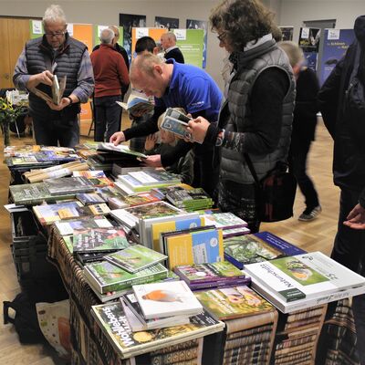 Bild vergr&ouml;&szlig;ern: Die Buchhandlung "Terracotta", vertreten durch Frau Schweizer (nicht im Bild), hatte ein großes Literaturangebot für Groß und Klein zum Thema Flora und Fauna im Angebot.