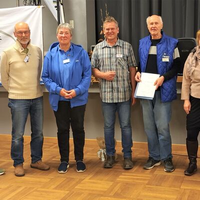 Bild vergr&ouml;&szlig;ern: Juliane Meisheit, Markus Dietrich und Stefanie Stüber nahmen die Ehrungen vor (von links). Markus Dietrich, Peter Vesely, Vivien Lange, Dirk Löwer, Manfred Henkel, Juliane Meisheit, Stefanie Stüber.