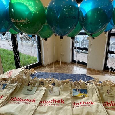 Bild vergr&ouml;&szlig;ern: Die blauen und grünen Kaufungen-Luftballons boten eine schöne Kulisse der Preisverleihung.