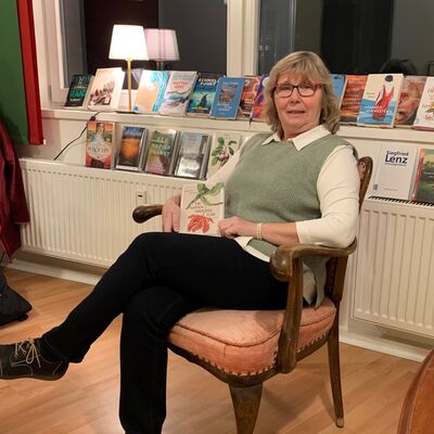 Bild vergr&ouml;&szlig;ern: Monika Schönig hatte viele Leseschätze aus der Bücherei mitgebracht.