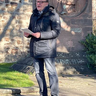Bild vergr&ouml;&szlig;ern: : Bürgermeister Arnim Roß gedachte der Opfer der beiden Weltkriege und nahm Bezug zu den aktuellen Ereignissen in der Ukraine.