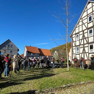 Bild vergr&ouml;&szlig;ern: Der Posaunenchor der Ev. Kirchengemeinde Niederkaufungen begleitete den Gottesdienst und die Gedenkveranstaltung.