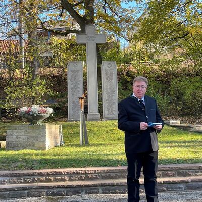 Bild vergr&ouml;&szlig;ern: Auf dem Oberkaufunger Friedhof hielt der Erste Beigeordnete, Stefan Röttger, eine Ansprache.