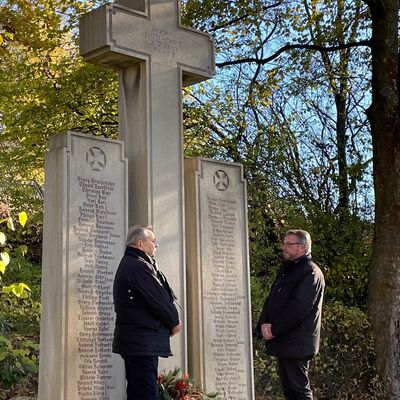 Bild vergr&ouml;&szlig;ern: Wolfgang Kaufmann und Reinhard Zymzak legten am Mahnmal Oberkaufungen den Kranz nieder.