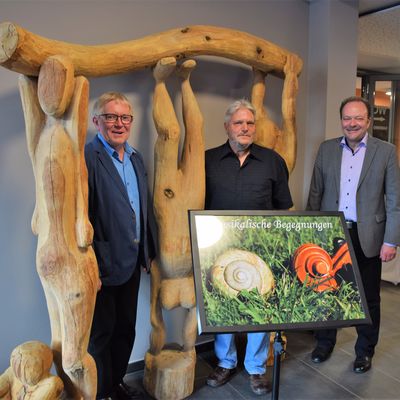 Reinhard Schneider (links) und Norbert Wicke (Mitte) stellen zurzeit ihre Fotos und Skulpturen &raquo;Musikalische Begegnungen&laquo; im Rathausfoyer aus. Zur Ausstellungser&ouml;ffnung kam auch B&uuml;rgermeister Arnim Ro&szlig; (rechts). 