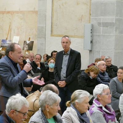 Bild vergrößern: Bürgermeister Arnim Roß und Moderator Stefan Alsenz bei der Ausstellungseröffnung