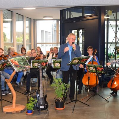 Bild vergr&ouml;&szlig;ern: Im Rahmen der Ausstellungseröffnung präsentierte das Orchester der Musikschule Söhre-Kaufunger Wald themenbezogene Lieder wie »Im Walde blüht der Seidenbast«.