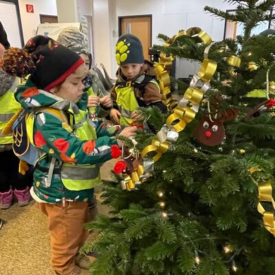 Bild vergr&ouml;&szlig;ern: Elf Kischu-Kinder dekorierten die kleine Tanne mit selbst gebasteltem Schmuck.