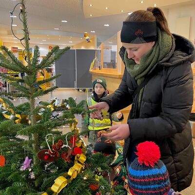 Bild vergr&ouml;&szlig;ern: Manchmal gab es kleine Hilfestellungen von den Erzieherinnen.