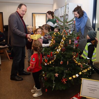 Bild vergr&ouml;&szlig;ern: Bürgermeister Arnim Roß verteilte kleine Dankesgeschenke.
