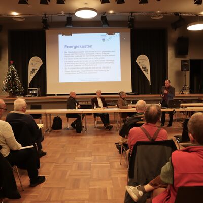 Bild vergrößern: Bürgermeister Arnim Roß stellte den Bürgerhaushalt 2023 vor und erläuterte, wie sich die Energiekrise auswirkt.