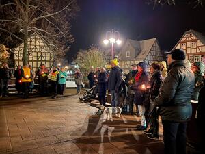 Bild vergrern: Rund 40 Menschen setzten am ersten Freitag im Dezember mit Kerzenlichtern ein Zeichen fr den Frieden.