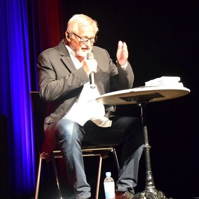 Bild vergr&ouml;&szlig;ern: Feinfühlig und intensiv las der Künstler Texte aus seinen Büchern.