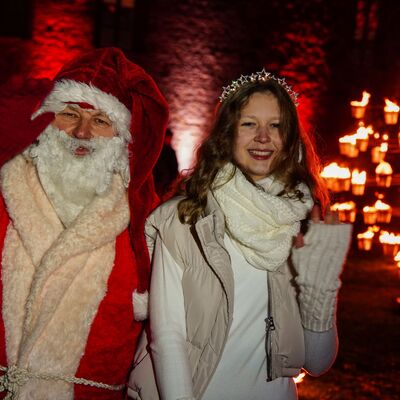 Bild vergr&ouml;&szlig;ern: Weihnachtsmann und Christkind. In Kaufungen haben sie Namen: Uwe Motz und Friederike Scheve