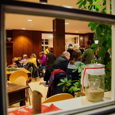 Bild vergr&ouml;&szlig;ern: Aufwärmen im Museumscafe.