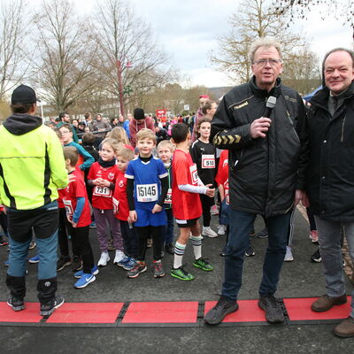 Bild vergr��ern: B�rgermeister Arnim Ro� gab jeweils den Startschuss zu den einzelnen Rennen �ber 800, 1.600 Metern sie 7,7 Kilometern im Hauptlauf.
