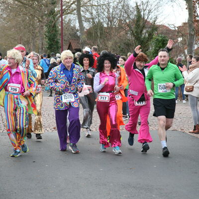 Bild vergr��ern: Traditionell gab es viele bunte Gestalten auf der Laufstrecke.
