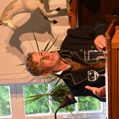 Bild vergr&ouml;&szlig;ern: Wilhelm Grimm war bei den Frauen immer gern gesehen und erzählte von weinseligen Abenden.