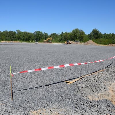 Bild vergr&ouml;&szlig;ern: Der knapp 7.000 Quadratmeter große, multifunktional einsetzbare Festplatz bietet die Möglichkeit für neue gemeinsame Aktivitäten aller Altersgruppen in Kaufungen. Vom 4. bis 10. Juni 2018 findet hier die erste große Veranstaltung statt: Kirche im Zelt.