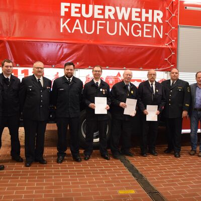 Bild vergr��ern: Plaketten des BFV Kurhessen-Waldeck in Gold f�r Otto Martelleur, Silber f�r Heiko Milker und in Bronze f�r Bernd Tornow . Das Goldene Brandschutzehrenzeichen am Bande auch an Heiko Milker.

v. l.: 1.stellv. Gemeindebrandinspektor Brian Edokpolor, 2 .stellv. Gemeindebrandinspektor Marius Morick, Norbert Damm vom Kreis-feuerwehrverband, Gemeindebrandinspektor Benjamin Tornow, Heiko Milker,
Otto Martelleur, Bernd Tornow, Kreisbrandmeister Timo Schr�der und
B�rgermeister Arnim Ro�.