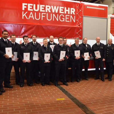 Bild vergr��ern: Anerkennungspr�mien

v. l.: Gemeindebrandinspektor Benjamin Tornow, Brian Edokpolor, Marius Morick, Luca Hohbein, Calvin Gerbershagen, Ragna Sack, Sebastian J�ger, Sebastian Lueg, Rene Grawwert, J�rg Botthof, Mario Ludwig, Sascha Nickel, Kreisbrandmeister Timo Schr�der und B�rgermeister Arnim Ro�.