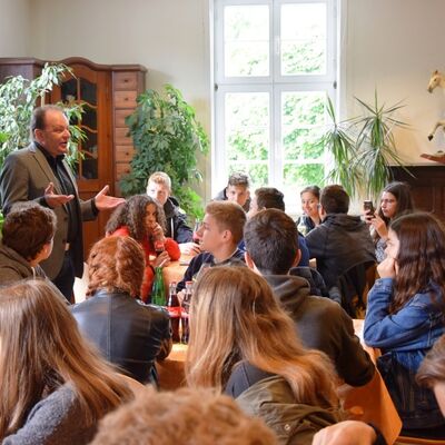 Bild vergr&ouml;&szlig;ern: Bürgermeister Arnim Roß begrüßte die jungen Gäste im Regionalmuseum.