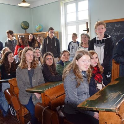 Bild vergr&ouml;&szlig;ern: Bei der Museumsführung mit Heidi Noll wurde gern Platz genommen auf den alten Holzbänken des Schulzimmers.