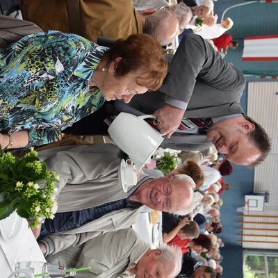Bild vergr&ouml;&szlig;ern: Jeder musste beim Kaffeeausschenken mithelfen - auch Bürgermeister Arnim Roß, der die Gelegenheit nutzte und mit den Senioren aus Kaufungen ins Gespräch kam.