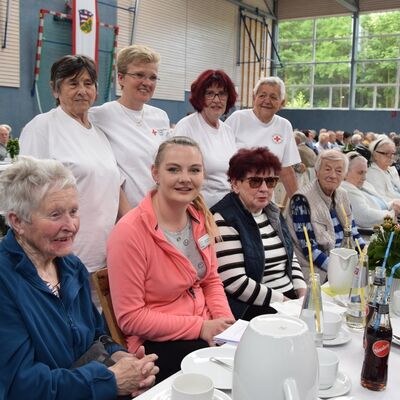 Bild vergr&ouml;&szlig;ern: : Viele Helferinnen und Helfer, darunter Elfriede Käse, Conny Leitheuser, Erika Bittner und Henrike-Luise Chrubasik vom Deutschen Roten Kreuz (hinterer Reihe) sowie Annika Hansen (Ergotherapeutin, vordere Reihe Mitte) kümmern sich darum, dass der Nachmitt