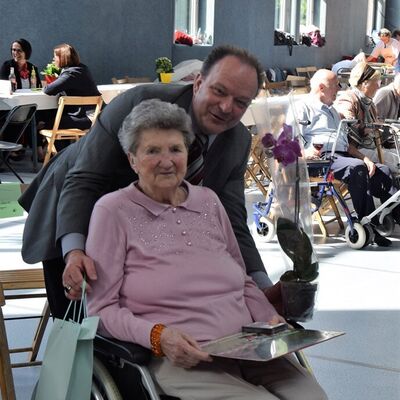 Bild vergr&ouml;&szlig;ern: Bürgermeister Arnim Roß begleitete die ältesten Teilnehmer aus Kaufungen Elfriede Löbelt (98 Jahre) und Otto Adams (96 Jahre) zur Ehrung mit dem Ersten Kreisbeigeordneten Andreas Siebert.