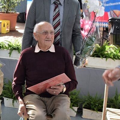 Bild vergr&ouml;&szlig;ern: Bürgermeister Arnim Roß begleitete die ältesten Teilnehmer aus Kaufungen Elfriede Löbelt (98 Jahre) und Otto Adams (96 Jahre) zur Ehrung mit dem Ersten Kreisbeigeordneten Andreas Siebert.