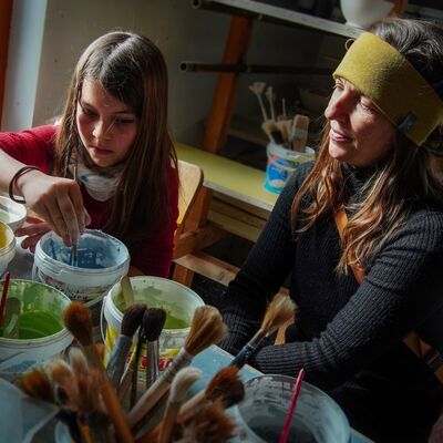 Bild vergr&ouml;&szlig;ern: Clara und Mama Nadine bemalen ihre Müslischale.