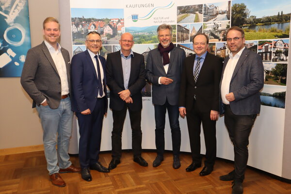 Bürgermeister Arnim Roß konnte zum Jahresempfang die Ehrengäste begrüßen: v.l.n.r.: Landtagsabgeordneter Florian Schneider, Landrat Andreas Siebert, Referent Dr. Kai Füldner, Dr. Peter Masuch, Bundestagsabgeordneter Timon Gremmels.