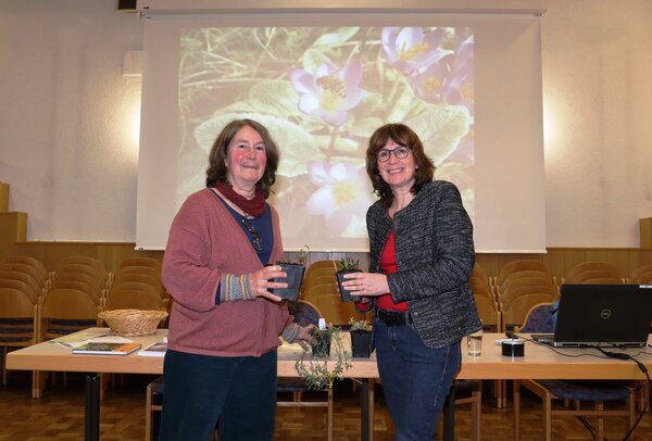 Referentin Andrea Kölzer und Susanne Schmidt-Osterberg, kaufmännische Leiterin des Eigenbetriebs der Gemeinde Kaufungen und Initiatorin des Projektes »Vorgarten mit Zukunft«, freuten sich über das große Interesse an diesem Thema.