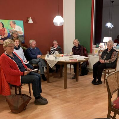 Bild vergr��ern: Lesefreude und Handarbeitsgruppen: Menschen mit einem bestimmten Interesse finden in der Begegnungsst�tte einen Ort, wo sie sich treffen und austauschen k�nnen.