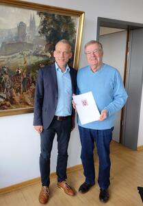 Bild vergr��ern: Hans-Joachim Binzel wurde von Dr. Philipp Geschner (Vizepr�sident des Amtsgerichts Kassel)  f�r weitere f�nf Jahre zum Ortsgerichtsvorsteher des Ortsgerichts Kaufungen ernannt.